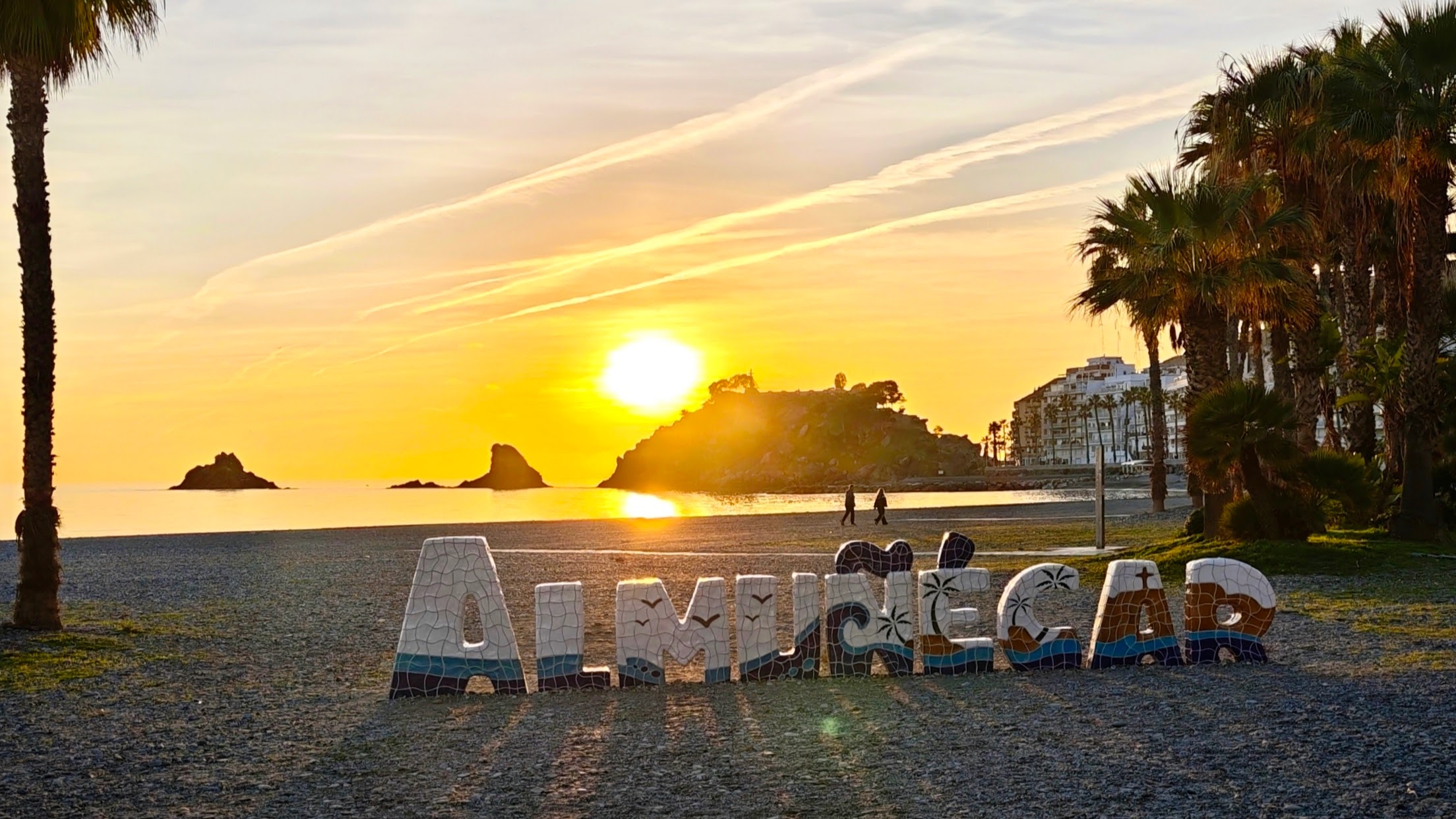 Zonsondergang bij El Peñón Cristóbal in Almuñécar met uitzicht op zee en het strand van El Puerto del Mar