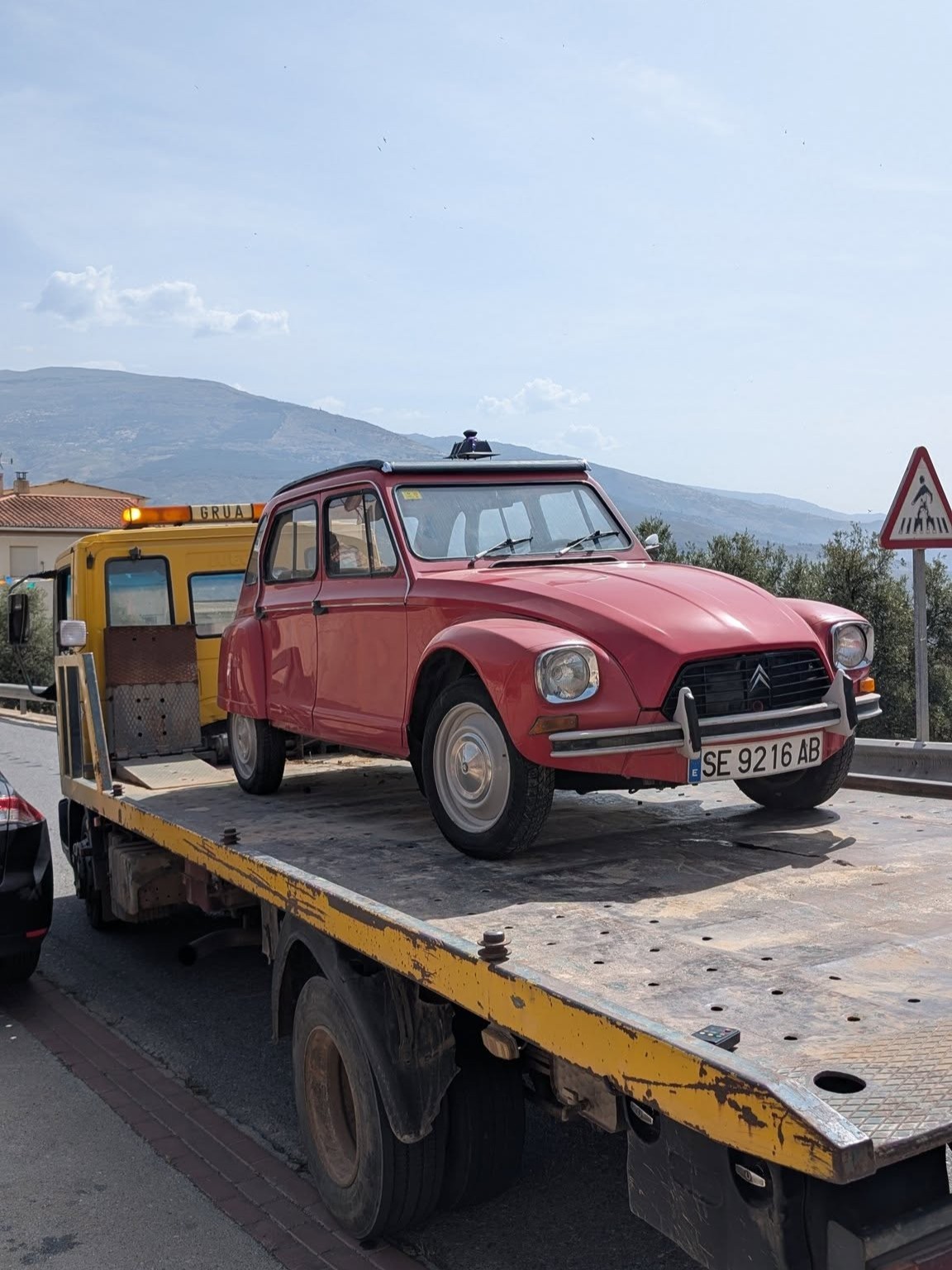 Rode Citroën Dyane 6 op trailer, hoofdweg Pinos del Valle, met Sierra Nevada op de achtergrond