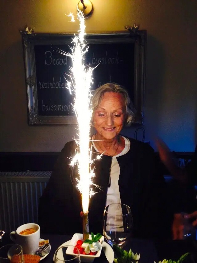 Beatrix Cramer op haar 70ste verjaardag, sprankelend en jeugdig lachend.