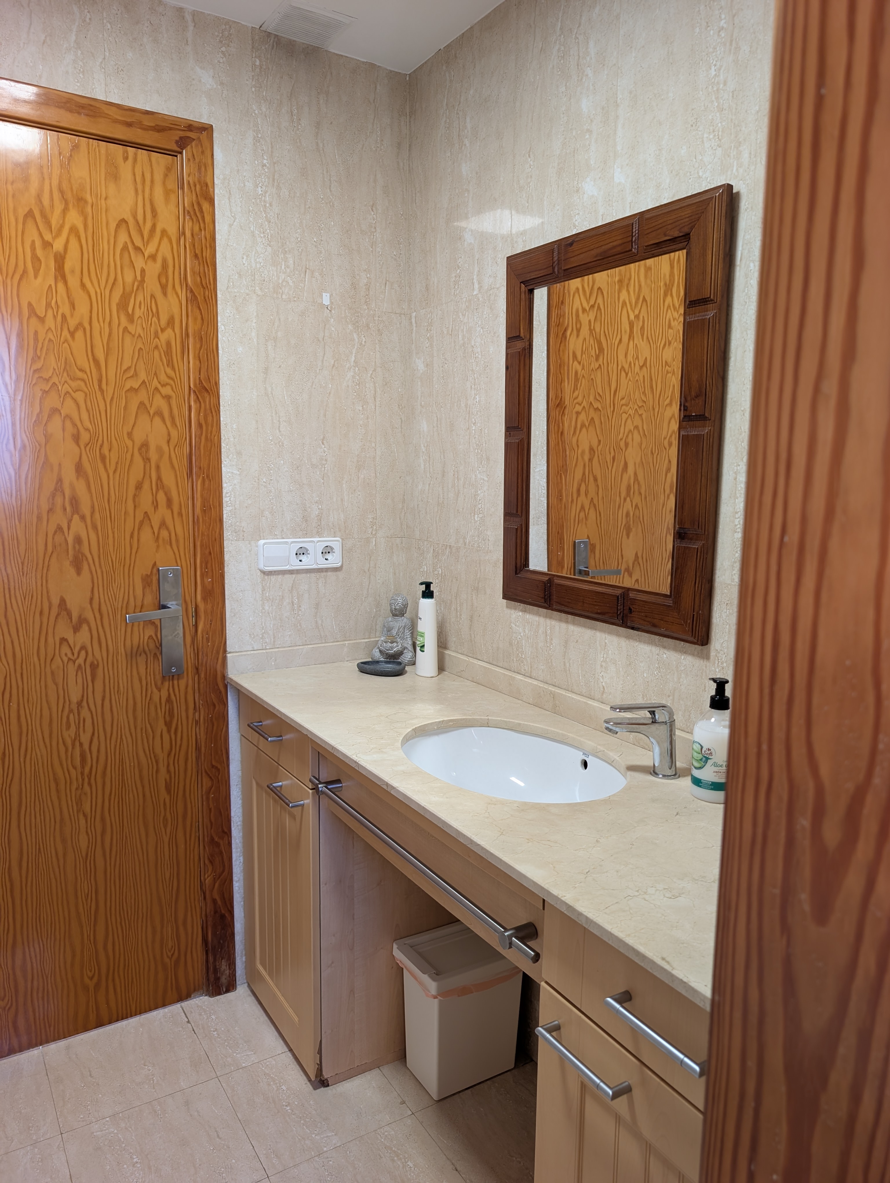 Ruime badkamer van Casa Larimar met ligbad, toilet en extra ruimte voor de zonneboiler en wasmachine. Perfect voor comfort en functionaliteit