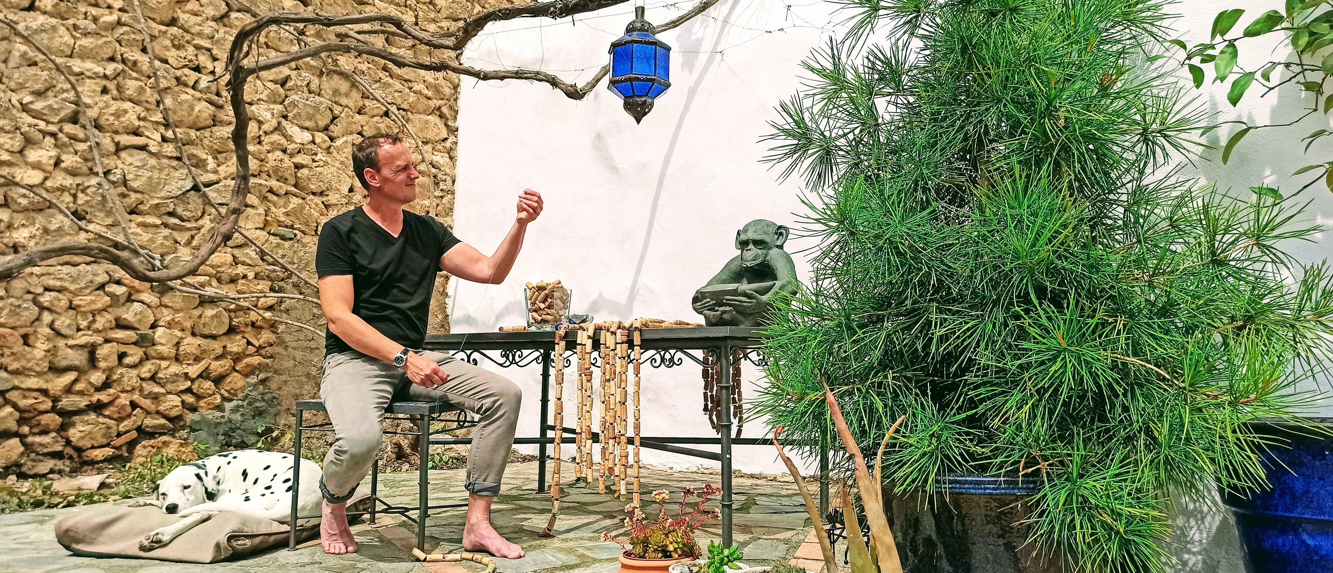 Reijer Staats en Johan Pastoor na hun uitzwaaispeech, aangekomen in Spanje.