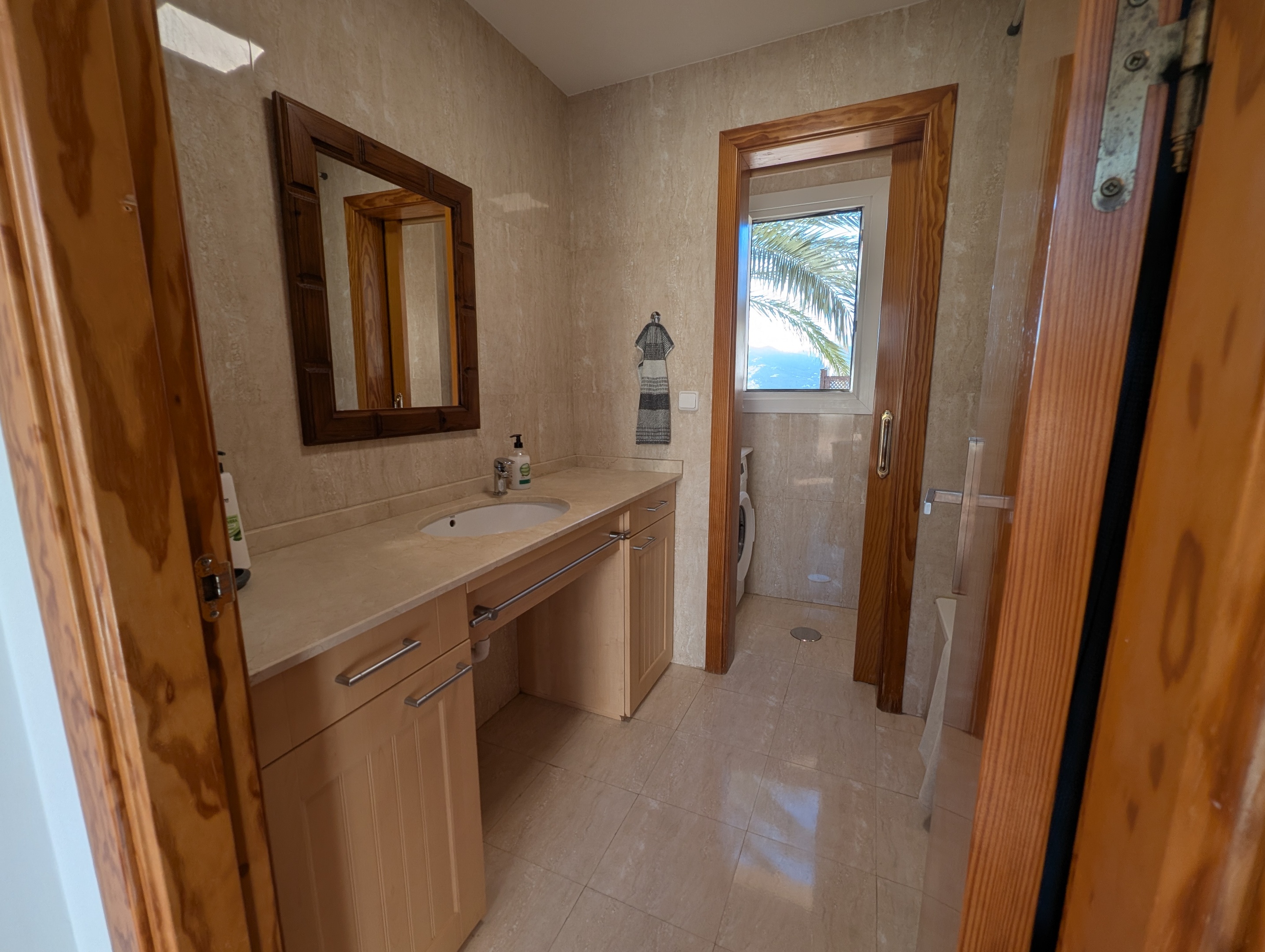 Ruime badkamer van Casa Larimar met ligbad, toilet en extra ruimte voor de zonneboiler en wasmachine. Perfect voor comfort en functionaliteit