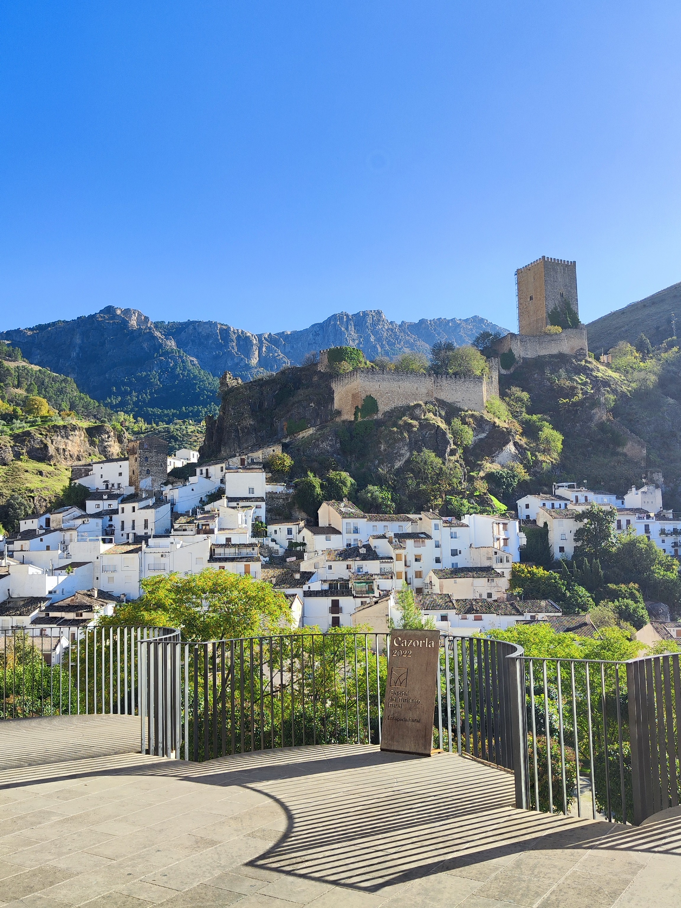 Plein Balcón de Zabaleta in de zon, uitzicht op Cazorla met kasteel, bergen en boomgaarden; vernoemd naar een modernistische kunstenaar uit de streek