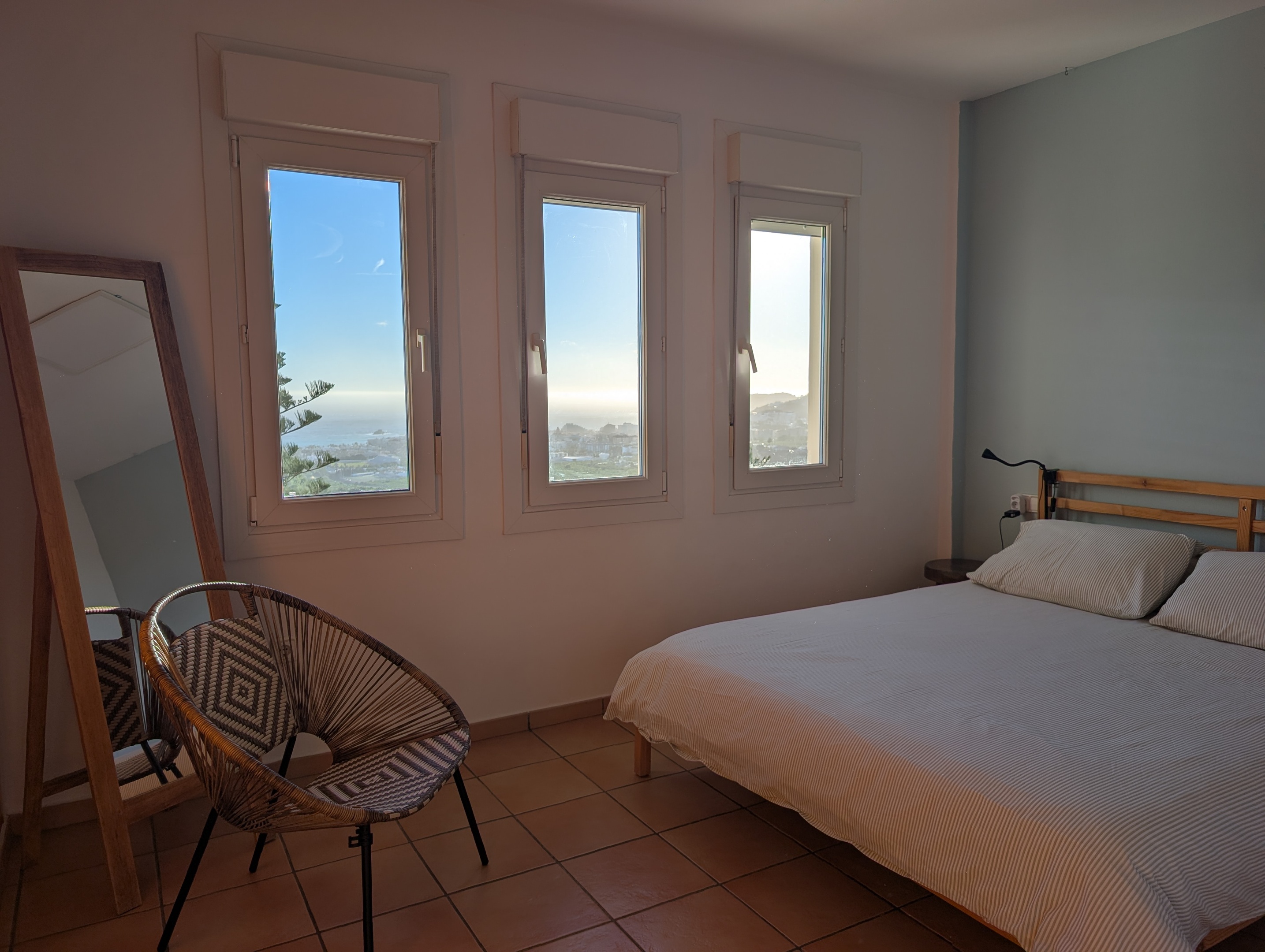 Sfeervolle masterbedroom van Casa Larimar, met een comfortabel tweepersoonsbed (1.60 x 2.00), hoogwaardige lattenbodem en matras. Drie ramen bieden prachtig zeezicht, met raamverduistering