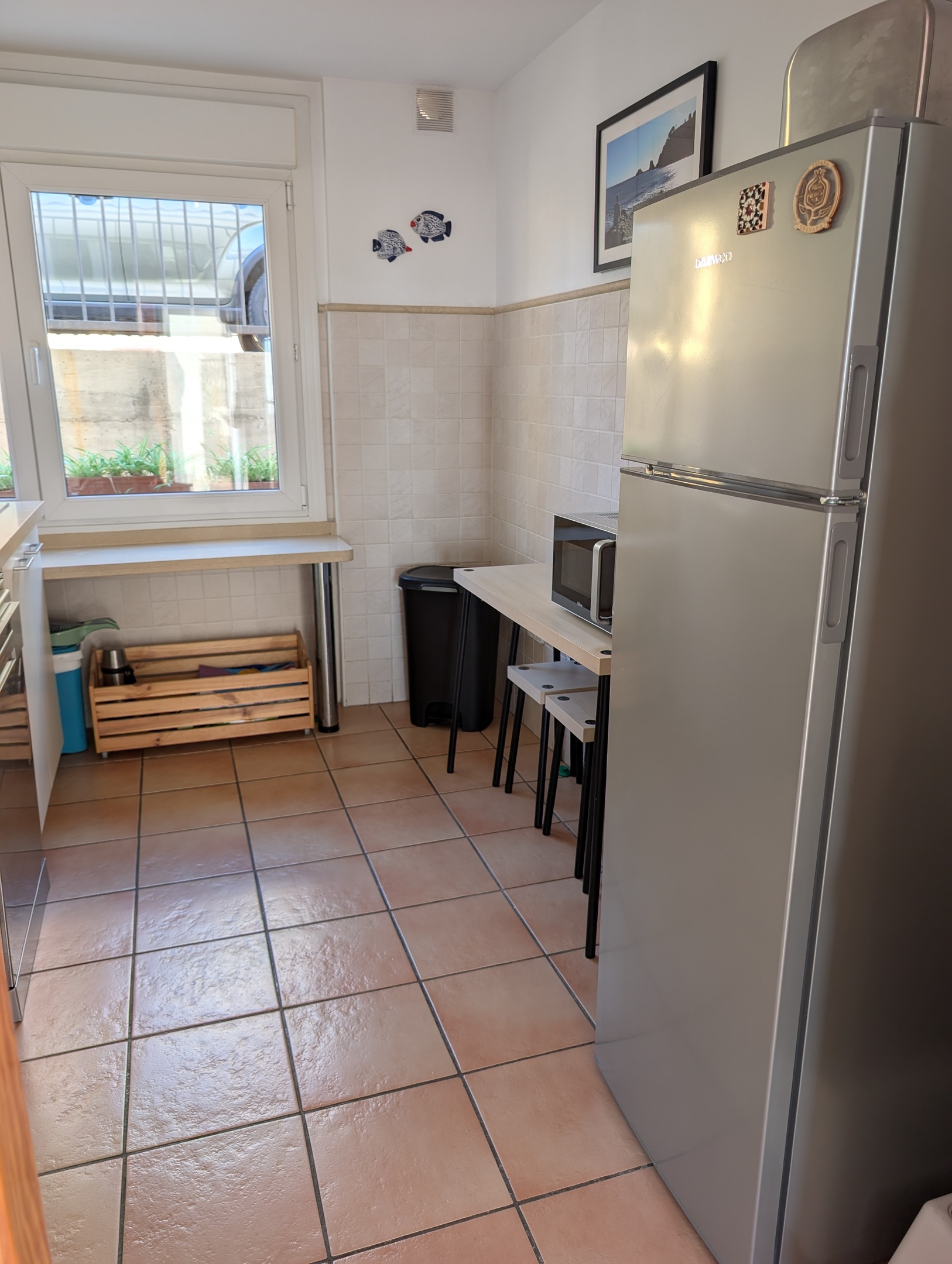 Keuken van Casa Larimar met koelkast, vriesvak, magnetron, blender en broodrooster. Alles wat je nodig hebt voor een zorgeloos verblijf. De keuken is compleet uitgerust voor jouw comfort.