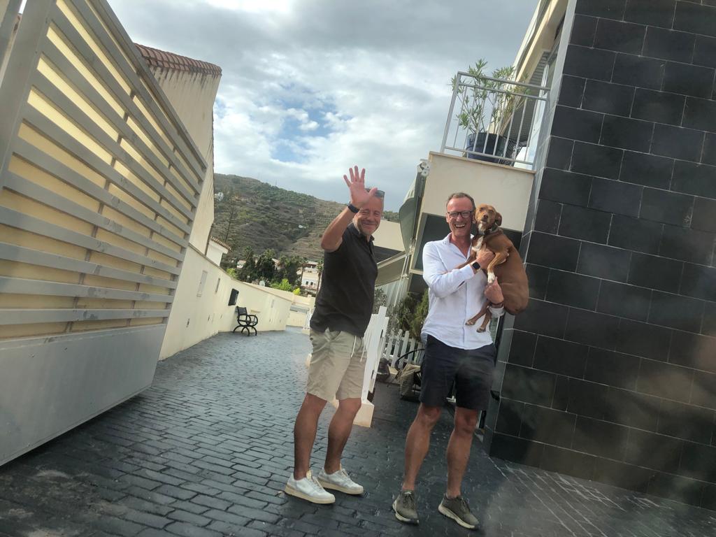 Reijer Staats en Johan Pastoor na hun uitzwaaispeech, aangekomen in Spanje.