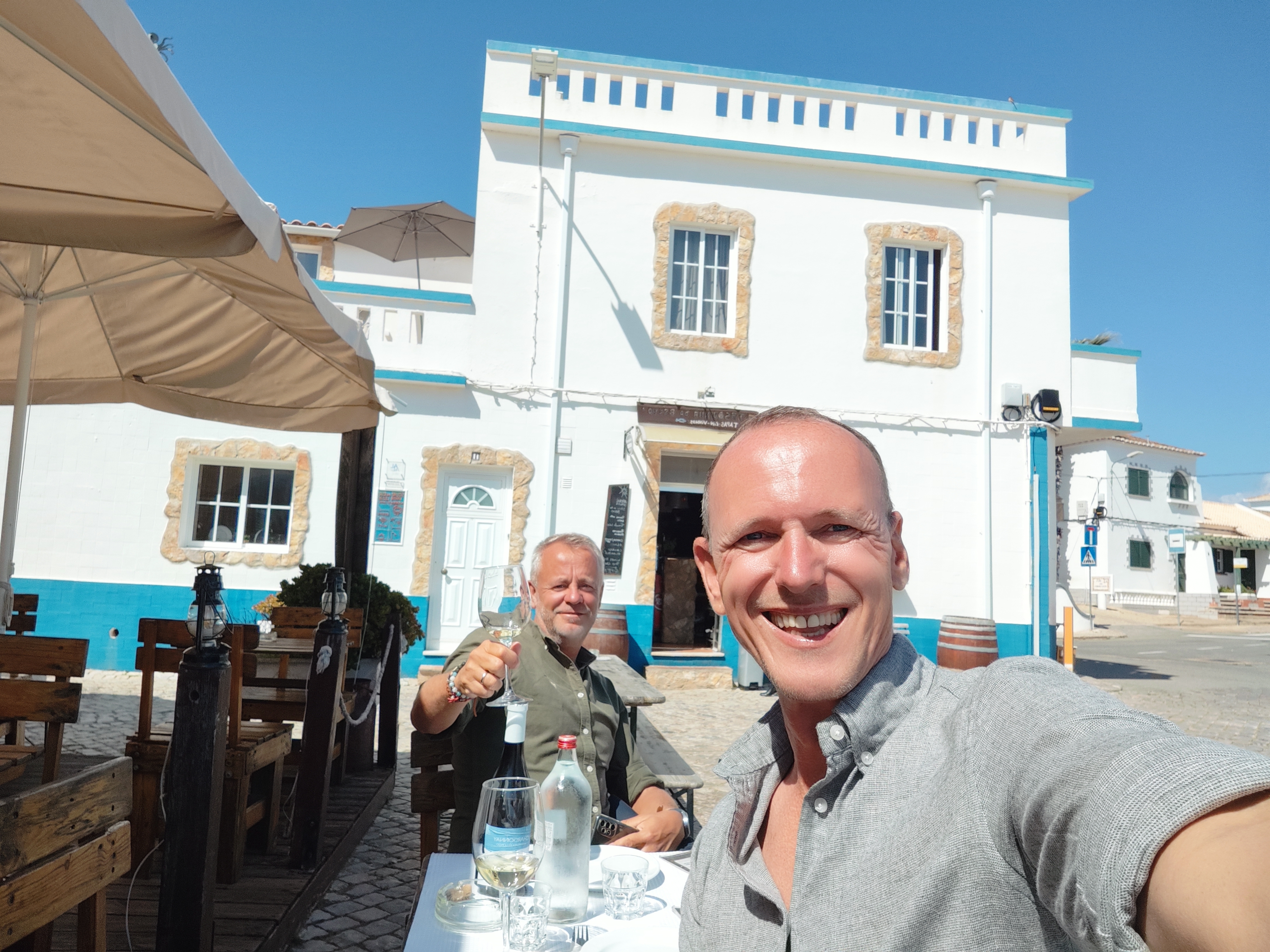 Reijer Staats en Johan Pastoor na hun uitzwaaispeech, aangekomen in Spanje.