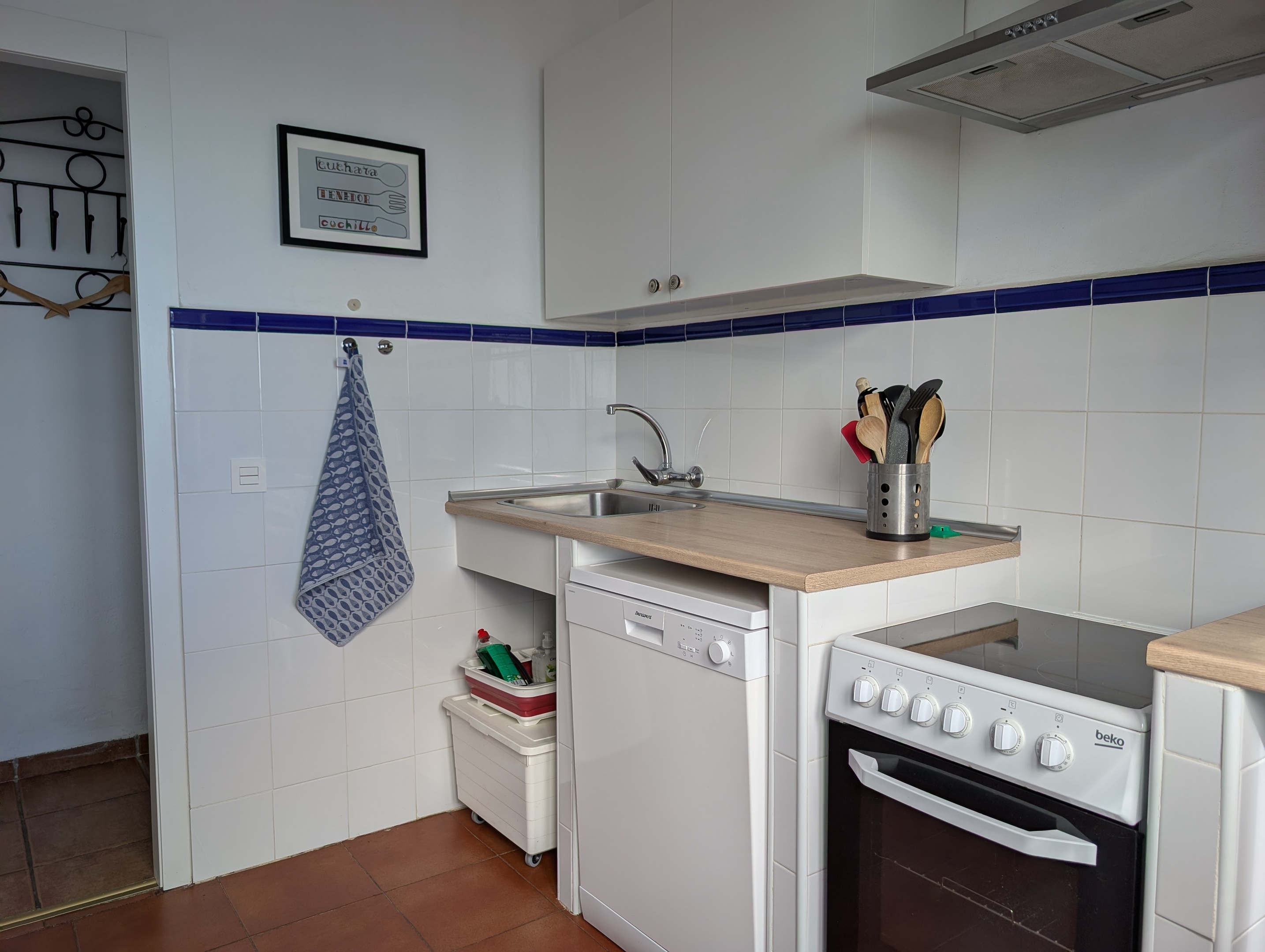 De keuken van Villa Merise is compact maar van alle gemakken voorzien. Met een keramische kookplaat, oven, magnetron, vaatwasser, Nespresso-apparaat, ruime koelkast met vriezer, broodrooster en blender is alles binnen handbereik voor een comfortabel verblijf