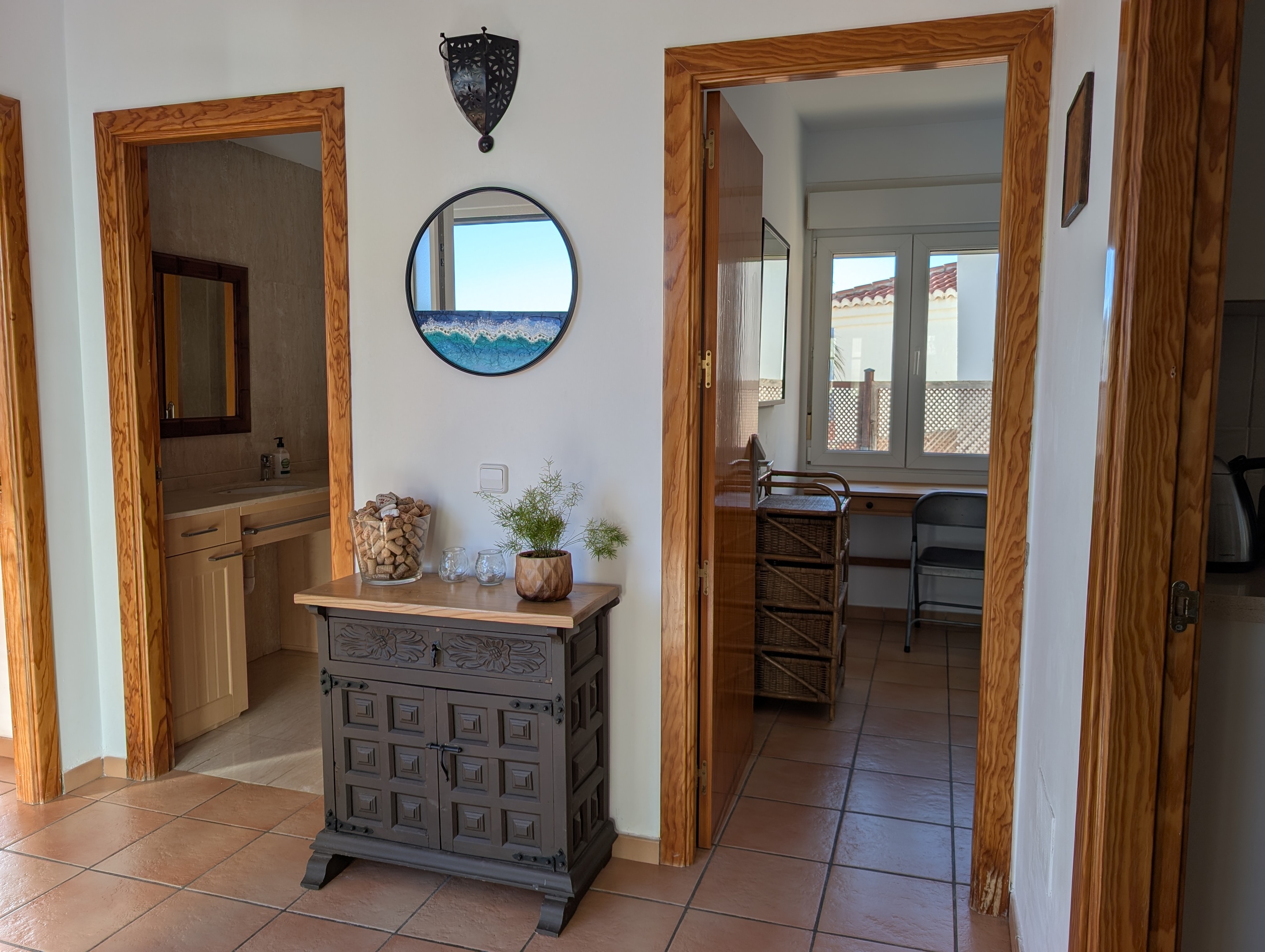 De hal van Casa Larimar met toegang naar de slaapkamers, badkamer, keuken en living