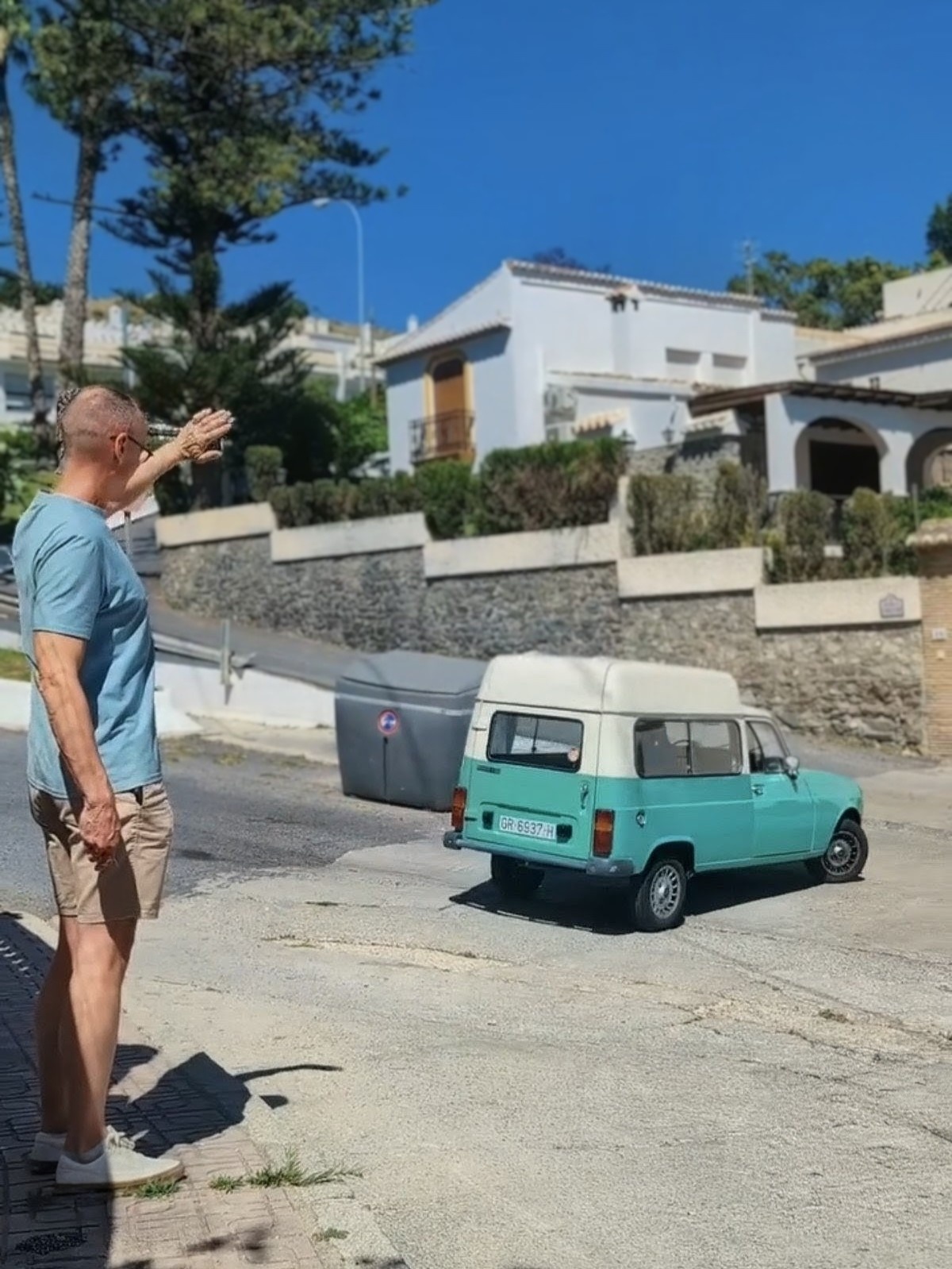 Reijer zwaait zijn vintage Renault 4 uit in Almuñécar na jaren vol herinneringen aan de Costa Tropical