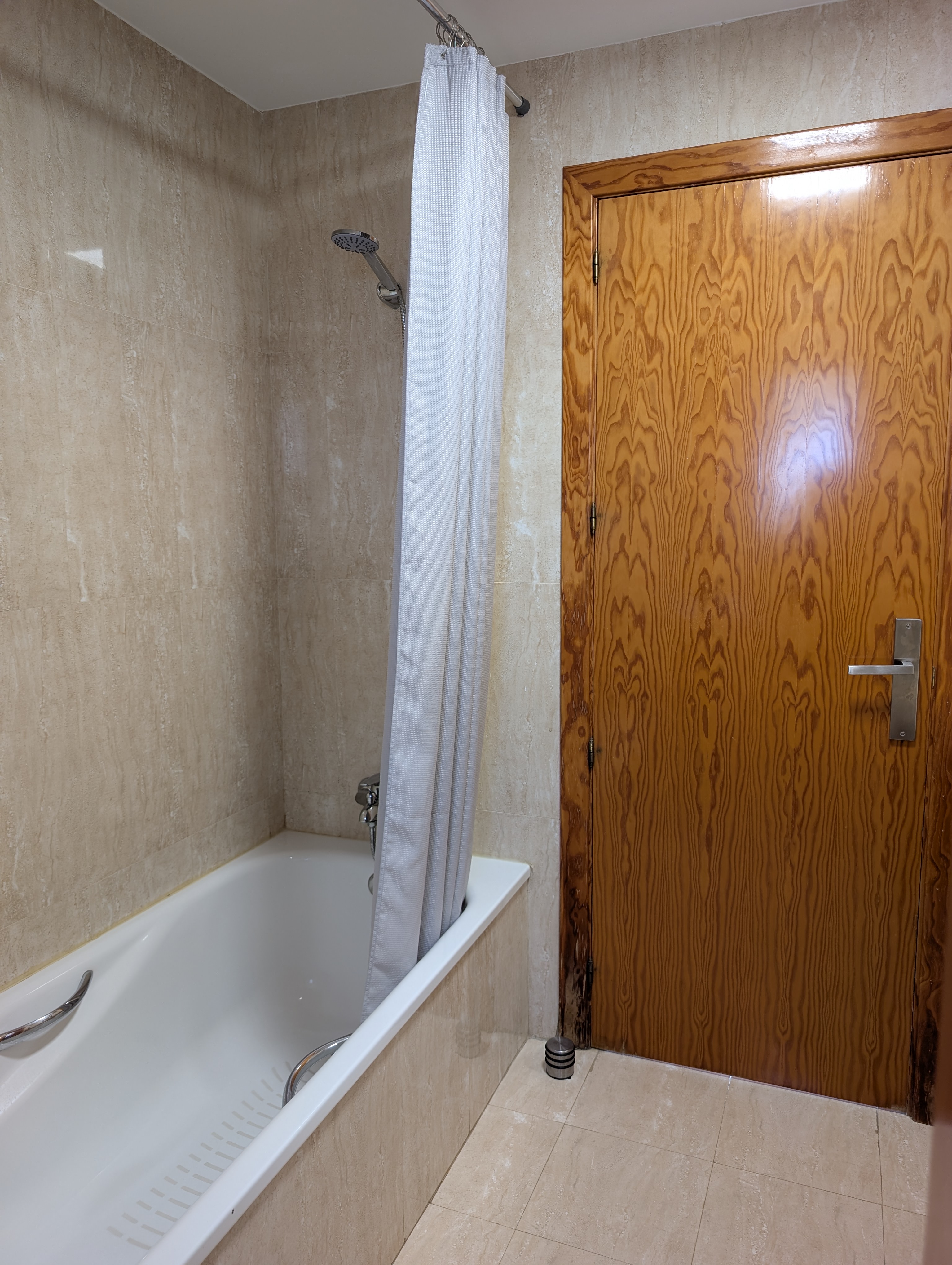 Ruime badkamer van Casa Larimar met ligbad, toilet en extra ruimte voor de zonneboiler en wasmachine. Perfect voor comfort en functionaliteit